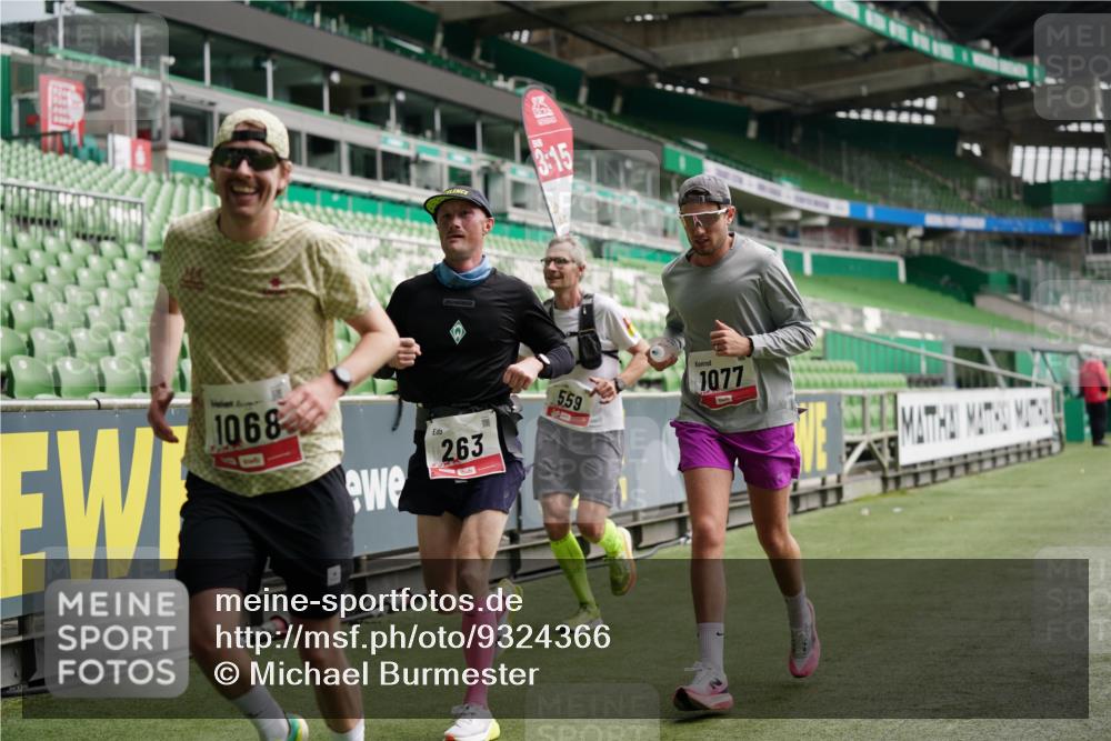 05.10.2025 - 20. swb-Marathon Bremen Michael Burmester http://msf.ph/oto/9324366 05.10.2025 12:25:33 Laufen im Stadion 153, 263, 364, 438, 559, 1068, 1077, 1162, 1289, 1921, 1539 meine-sportfotos.de
