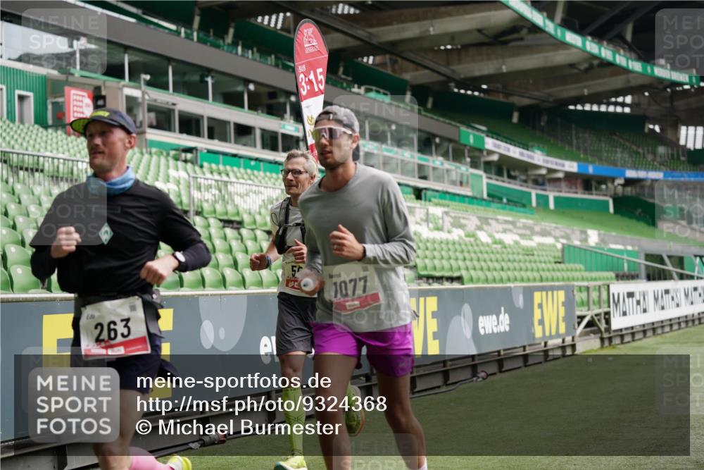 05.10.2025 - 20. swb-Marathon Bremen Michael Burmester http://msf.ph/oto/9324368 05.10.2025 12:25:33 Laufen im Stadion 153, 263, 364, 438, 559, 1068, 1077, 1162, 1289, 1921, 1539 meine-sportfotos.de