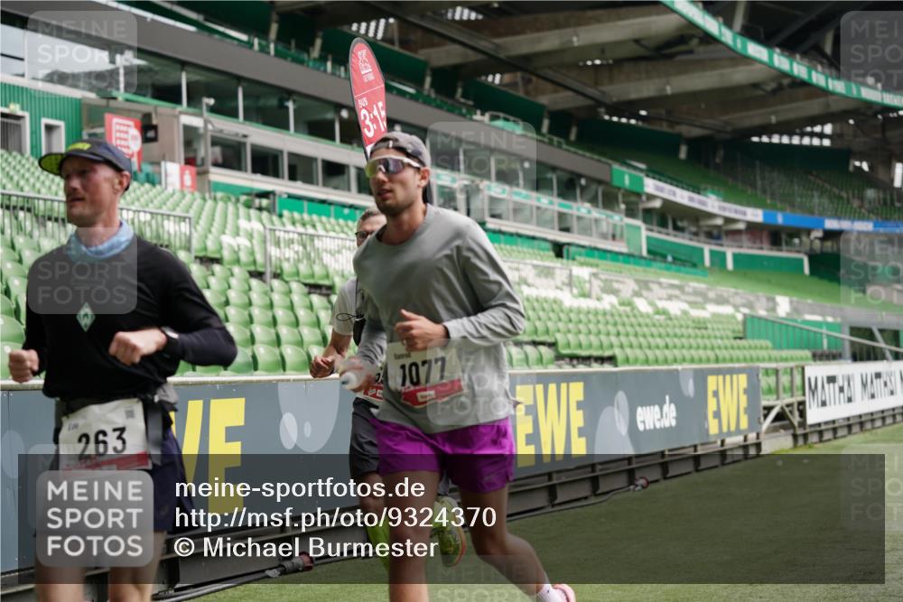 05.10.2025 - 20. swb-Marathon Bremen Michael Burmester http://msf.ph/oto/9324370 05.10.2025 12:25:33 Laufen im Stadion 153, 263, 364, 438, 559, 1068, 1077, 1162, 1289, 1921, 1539 meine-sportfotos.de