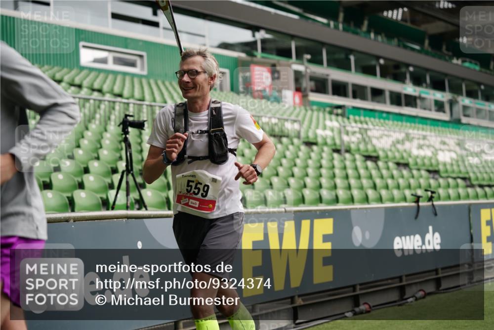 05.10.2025 - 20. swb-Marathon Bremen Michael Burmester http://msf.ph/oto/9324374 05.10.2025 12:25:34 Laufen im Stadion 153, 263, 364, 438, 559, 1068, 1077, 1162, 1289, 1921, 1539 meine-sportfotos.de