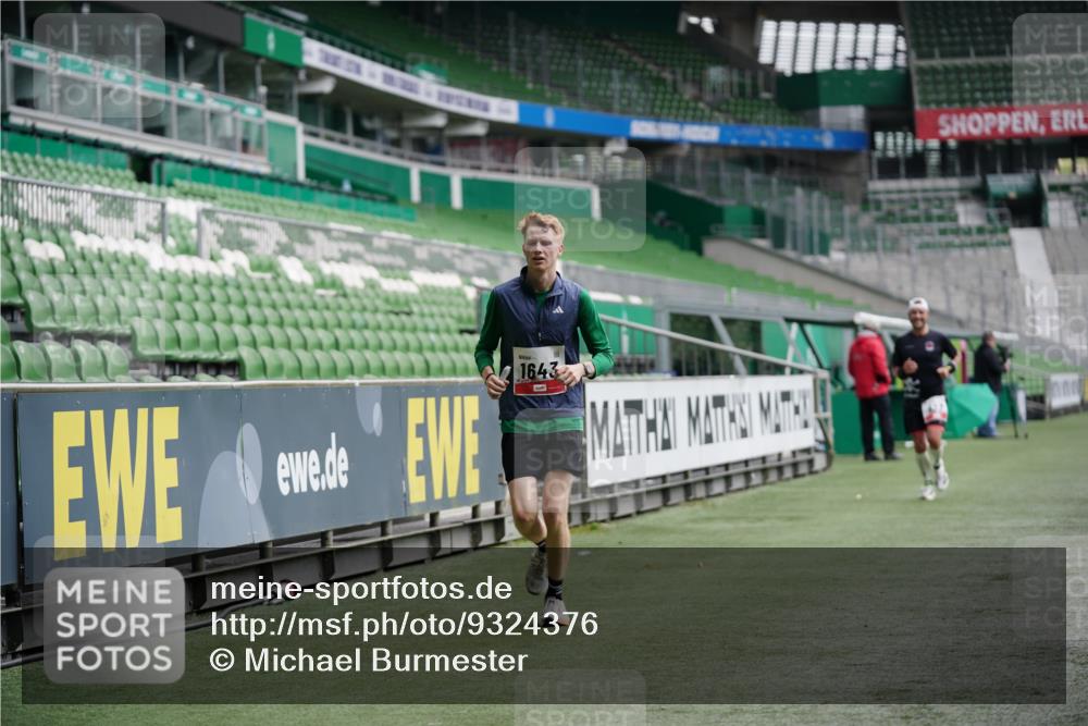05.10.2025 - 20. swb-Marathon Bremen Michael Burmester http://msf.ph/oto/9324376 05.10.2025 12:25:46 Laufen im Stadion 153, 263, 364, 438, 559, 923, 1068, 1077, 1162, 1289, 1643, 1921, 1539 meine-sportfotos.de