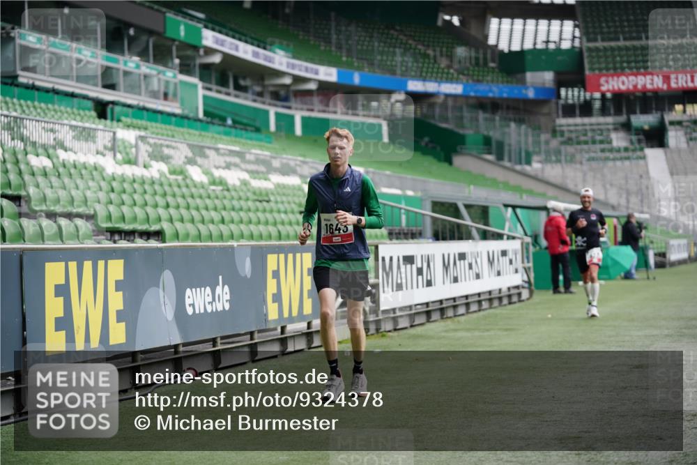 05.10.2025 - 20. swb-Marathon Bremen Michael Burmester http://msf.ph/oto/9324378 05.10.2025 12:25:46 Laufen im Stadion 153, 263, 364, 438, 559, 923, 1068, 1077, 1162, 1289, 1643, 1921, 1539 meine-sportfotos.de