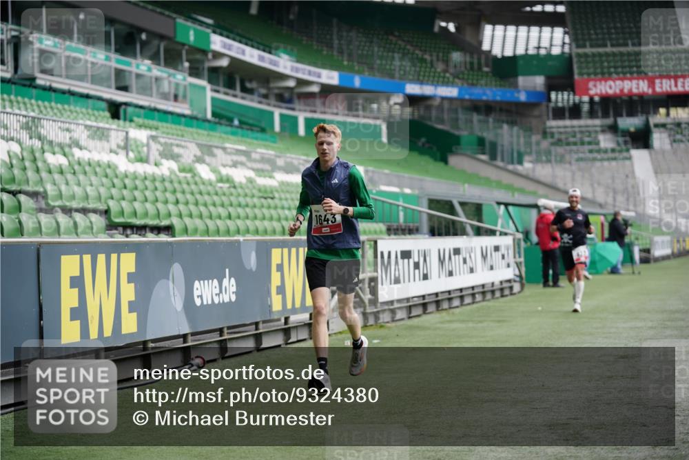 05.10.2025 - 20. swb-Marathon Bremen Michael Burmester http://msf.ph/oto/9324380 05.10.2025 12:25:46 Laufen im Stadion 153, 263, 364, 438, 559, 923, 1068, 1077, 1162, 1289, 1643, 1921, 1539 meine-sportfotos.de