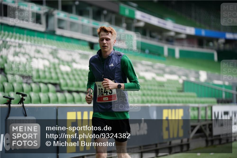 05.10.2025 - 20. swb-Marathon Bremen Michael Burmester http://msf.ph/oto/9324382 05.10.2025 12:25:48 Laufen im Stadion 153, 263, 364, 438, 559, 923, 1068, 1077, 1162, 1289, 1643, 1921 meine-sportfotos.de