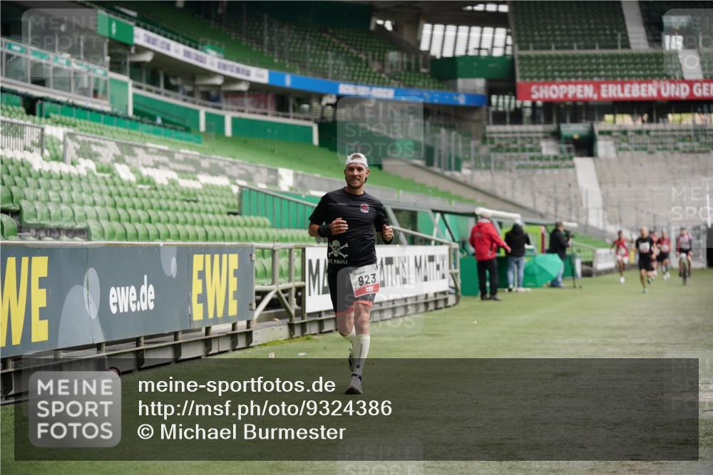 05.10.2025 - 20. swb-Marathon Bremen Michael Burmester http://msf.ph/oto/9324386 05.10.2025 12:25:50 Laufen im Stadion 153, 263, 364, 438, 559, 765, 923, 1068, 1077, 1289, 1643, 1921, 1162, 1921 meine-sportfotos.de
