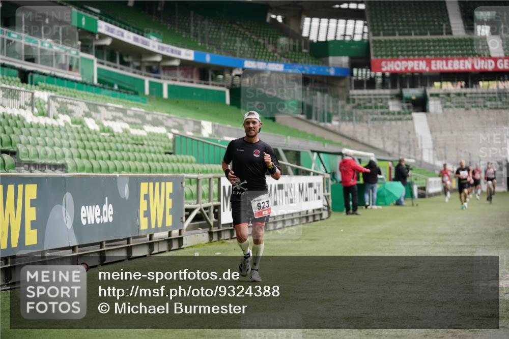 05.10.2025 - 20. swb-Marathon Bremen Michael Burmester http://msf.ph/oto/9324388 05.10.2025 12:25:50 Laufen im Stadion 153, 263, 364, 438, 559, 765, 923, 1068, 1077, 1289, 1643, 1921, 1162, 1921 meine-sportfotos.de