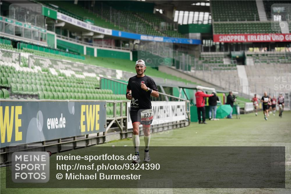 05.10.2025 - 20. swb-Marathon Bremen Michael Burmester http://msf.ph/oto/9324390 05.10.2025 12:25:50 Laufen im Stadion 153, 263, 364, 438, 559, 765, 923, 1068, 1077, 1289, 1643, 1921, 1162, 1921 meine-sportfotos.de