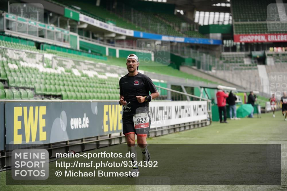 05.10.2025 - 20. swb-Marathon Bremen Michael Burmester http://msf.ph/oto/9324392 05.10.2025 12:25:51 Laufen im Stadion 153, 263, 364, 438, 559, 765, 923, 1068, 1077, 1289, 1643, 1162, 1921 meine-sportfotos.de