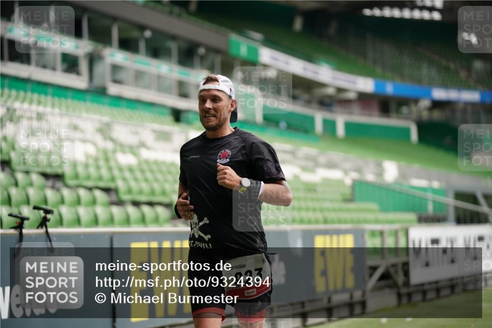 05.10.2025 - 20. swb-Marathon Bremen Michael Burmester http://msf.ph/oto/9324394 05.10.2025 12:25:52 Laufen im Stadion 153, 263, 364, 438, 559, 765, 923, 1068, 1077, 1289, 1643, 1162, 1921 meine-sportfotos.de