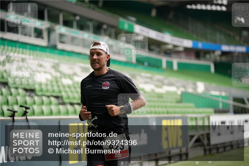 05.10.2025 - 20. swb-Marathon Bremen Michael Burmester http://msf.ph/oto/9324396 05.10.2025 12:25:52 Laufen im Stadion 153, 263, 364, 438, 559, 765, 923, 1068, 1077, 1289, 1643, 1162, 1921 meine-sportfotos.de