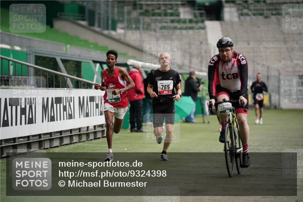 05.10.2025 - 20. swb-Marathon Bremen Michael Burmester http://msf.ph/oto/9324398 05.10.2025 12:25:58 Laufen im Stadion 5, 153, 263, 364, 438, 559, 765, 923, 1068, 1077, 1155, 1289, 1618, 1643, 1162, 1921 meine-sportfotos.de