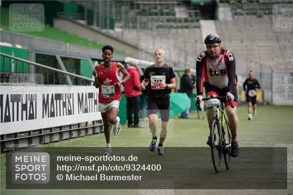 05.10.2025 - 20. swb-Marathon Bremen Michael Burmester http://msf.ph/oto/9324400 05.10.2025 12:25:58 Laufen im Stadion 5, 153, 263, 364, 438, 559, 765, 923, 1068, 1077, 1155, 1289, 1618, 1643, 1162, 1921 meine-sportfotos.de