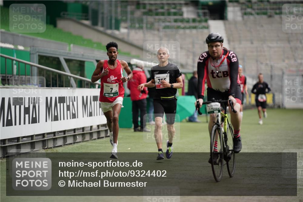 05.10.2025 - 20. swb-Marathon Bremen Michael Burmester http://msf.ph/oto/9324402 05.10.2025 12:25:58 Laufen im Stadion 5, 153, 263, 364, 438, 559, 765, 923, 1068, 1077, 1155, 1289, 1618, 1643, 1162, 1921 meine-sportfotos.de