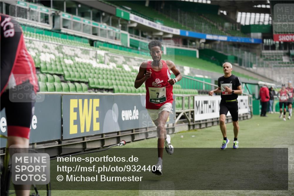 05.10.2025 - 20. swb-Marathon Bremen Michael Burmester http://msf.ph/oto/9324404 05.10.2025 12:26:01 Laufen im Stadion 5, 7, 153, 263, 364, 438, 559, 765, 923, 1068, 1077, 1155, 1618, 1643, 1162, 1289, 1921 meine-sportfotos.de