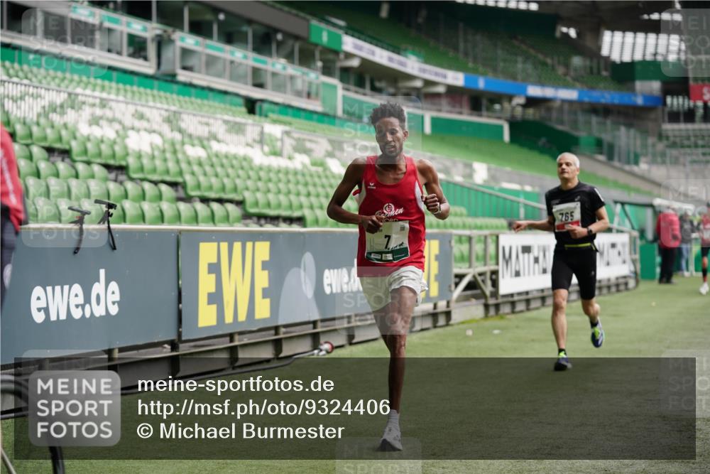 05.10.2025 - 20. swb-Marathon Bremen Michael Burmester http://msf.ph/oto/9324406 05.10.2025 12:26:01 Laufen im Stadion 5, 7, 153, 263, 364, 438, 559, 765, 923, 1068, 1077, 1155, 1618, 1643, 1162, 1289, 1921 meine-sportfotos.de