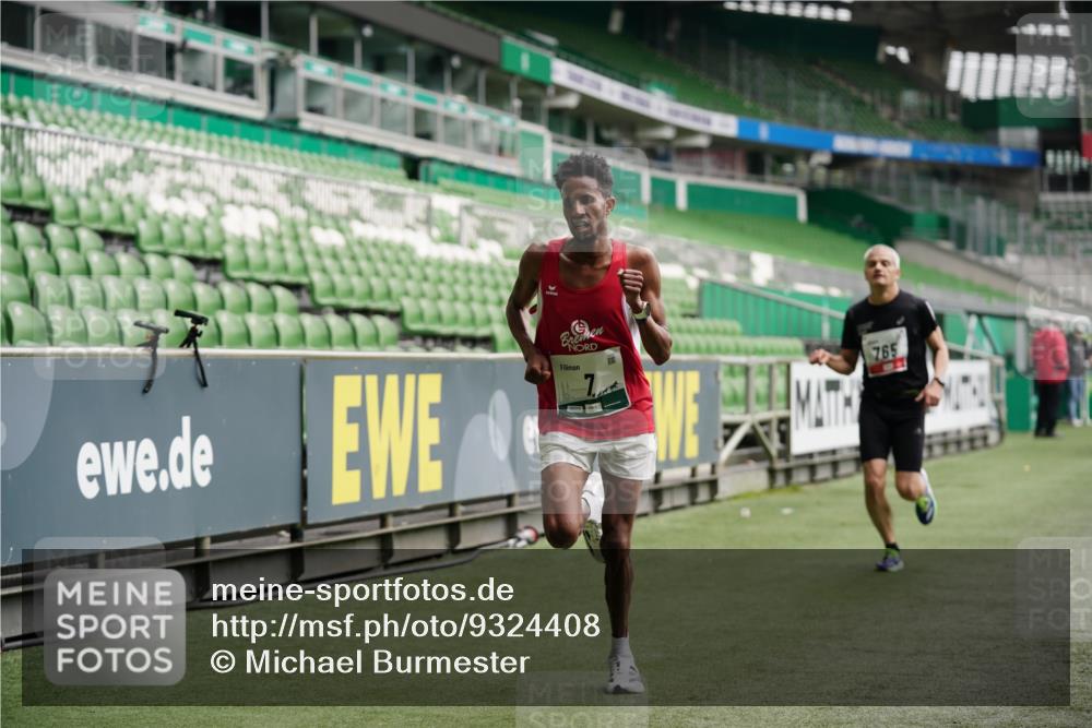 05.10.2025 - 20. swb-Marathon Bremen Michael Burmester http://msf.ph/oto/9324408 05.10.2025 12:26:01 Laufen im Stadion 5, 7, 153, 263, 364, 438, 559, 765, 923, 1068, 1077, 1155, 1618, 1643, 1162, 1289, 1921 meine-sportfotos.de