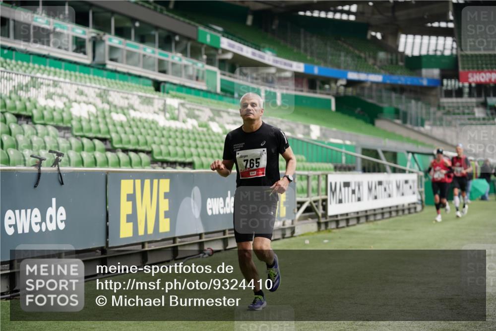 05.10.2025 - 20. swb-Marathon Bremen Michael Burmester http://msf.ph/oto/9324410 05.10.2025 12:26:02 Laufen im Stadion 5, 7, 153, 263, 364, 438, 559, 765, 923, 1068, 1077, 1155, 1618, 1643, 1162, 1289, 1921 meine-sportfotos.de