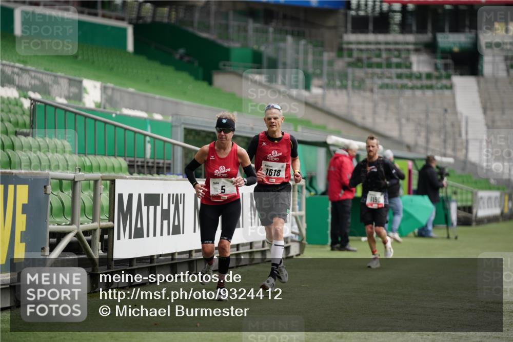05.10.2025 - 20. swb-Marathon Bremen Michael Burmester http://msf.ph/oto/9324412 05.10.2025 12:26:05 Laufen im Stadion 5, 7, 153, 263, 364, 438, 559, 765, 923, 1068, 1077, 1155, 1618, 1643, 1162, 1289, 1921 meine-sportfotos.de