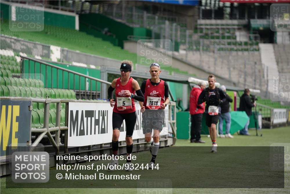 05.10.2025 - 20. swb-Marathon Bremen Michael Burmester http://msf.ph/oto/9324414 05.10.2025 12:26:05 Laufen im Stadion 5, 7, 153, 263, 364, 438, 559, 765, 923, 1068, 1077, 1155, 1618, 1643, 1162, 1289, 1921 meine-sportfotos.de