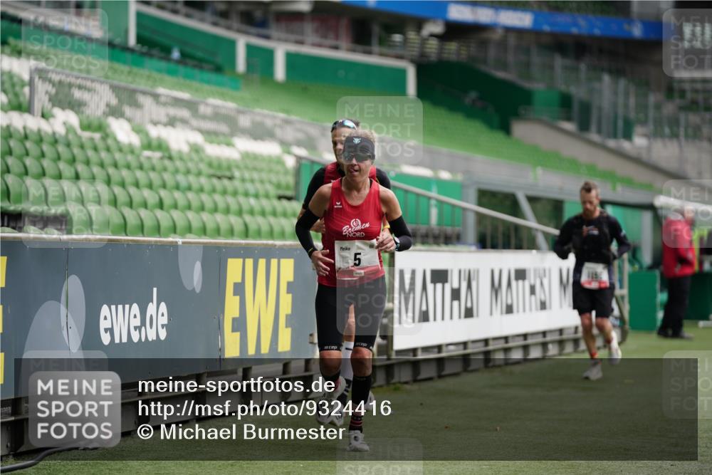 05.10.2025 - 20. swb-Marathon Bremen Michael Burmester http://msf.ph/oto/9324416 05.10.2025 12:26:07 Laufen im Stadion 5, 7, 153, 263, 364, 438, 559, 765, 923, 1068, 1077, 1155, 1618, 1643, 1162, 1289, 1921 meine-sportfotos.de
