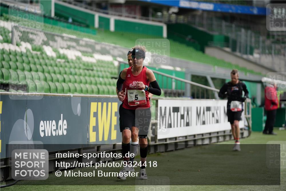05.10.2025 - 20. swb-Marathon Bremen Michael Burmester http://msf.ph/oto/9324418 05.10.2025 12:26:07 Laufen im Stadion 5, 7, 153, 263, 364, 438, 559, 765, 923, 1068, 1077, 1155, 1618, 1643, 1162, 1289, 1921 meine-sportfotos.de