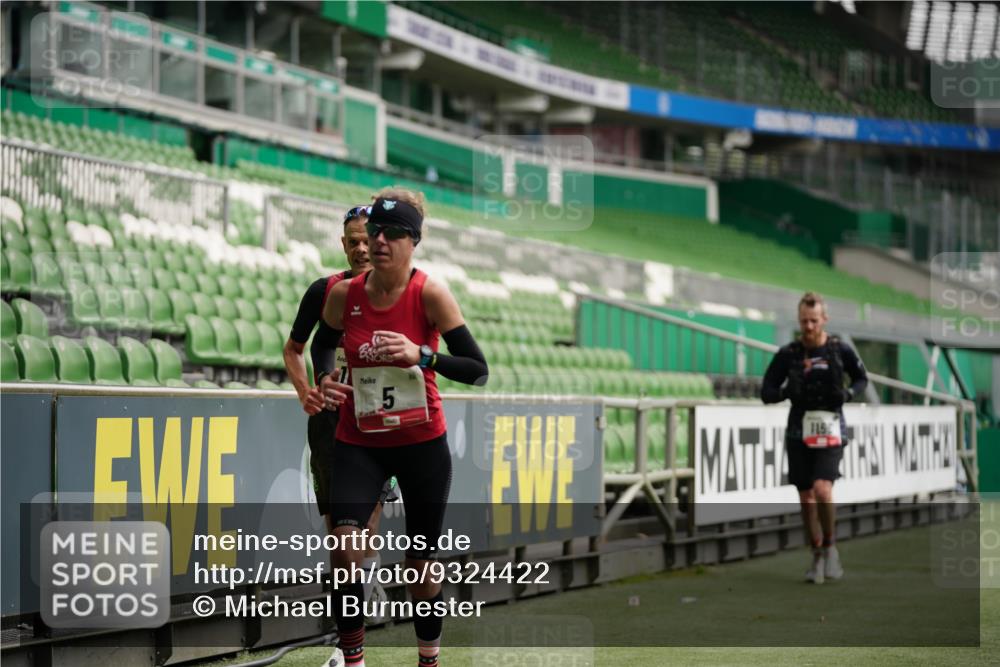 05.10.2025 - 20. swb-Marathon Bremen Michael Burmester http://msf.ph/oto/9324422 05.10.2025 12:26:08 Laufen im Stadion 5, 7, 153, 263, 364, 438, 559, 765, 923, 1068, 1077, 1155, 1618, 1643, 1162, 1289, 1921 meine-sportfotos.de