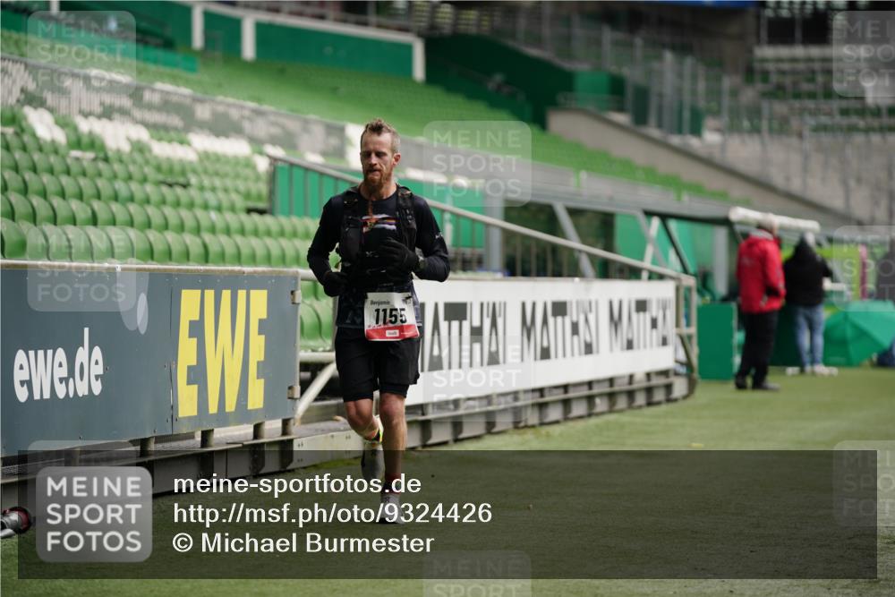 05.10.2025 - 20. swb-Marathon Bremen Michael Burmester http://msf.ph/oto/9324426 05.10.2025 12:26:10 Laufen im Stadion 5, 7, 153, 263, 438, 559, 765, 923, 1068, 1077, 1155, 1618, 1643, 364, 1289, 1921 meine-sportfotos.de