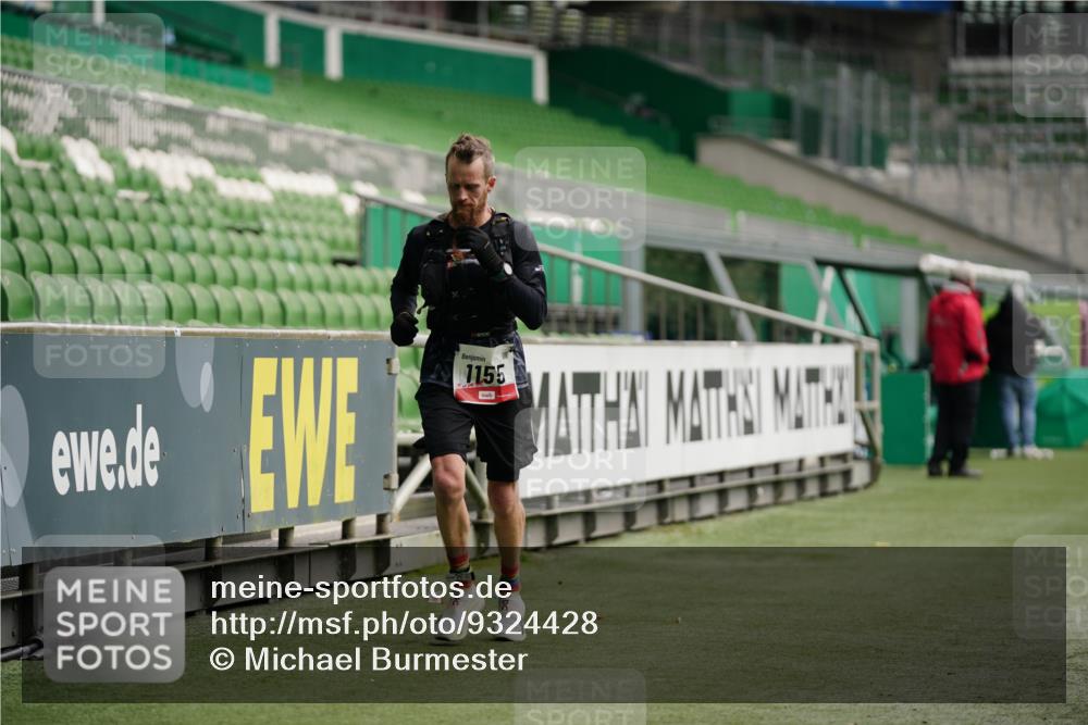 05.10.2025 - 20. swb-Marathon Bremen Michael Burmester http://msf.ph/oto/9324428 05.10.2025 12:26:10 Laufen im Stadion 5, 7, 153, 263, 438, 559, 765, 923, 1068, 1077, 1155, 1618, 1643, 364, 1289, 1921 meine-sportfotos.de