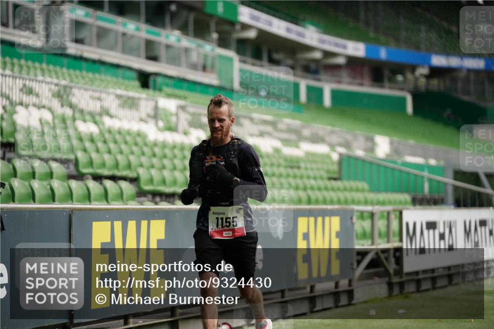05.10.2025 - 20. swb-Marathon Bremen Michael Burmester http://msf.ph/oto/9324430 05.10.2025 12:26:11 Laufen im Stadion 5, 7, 153, 263, 438, 559, 765, 923, 1068, 1077, 1155, 1618, 1643, 364, 1289 meine-sportfotos.de