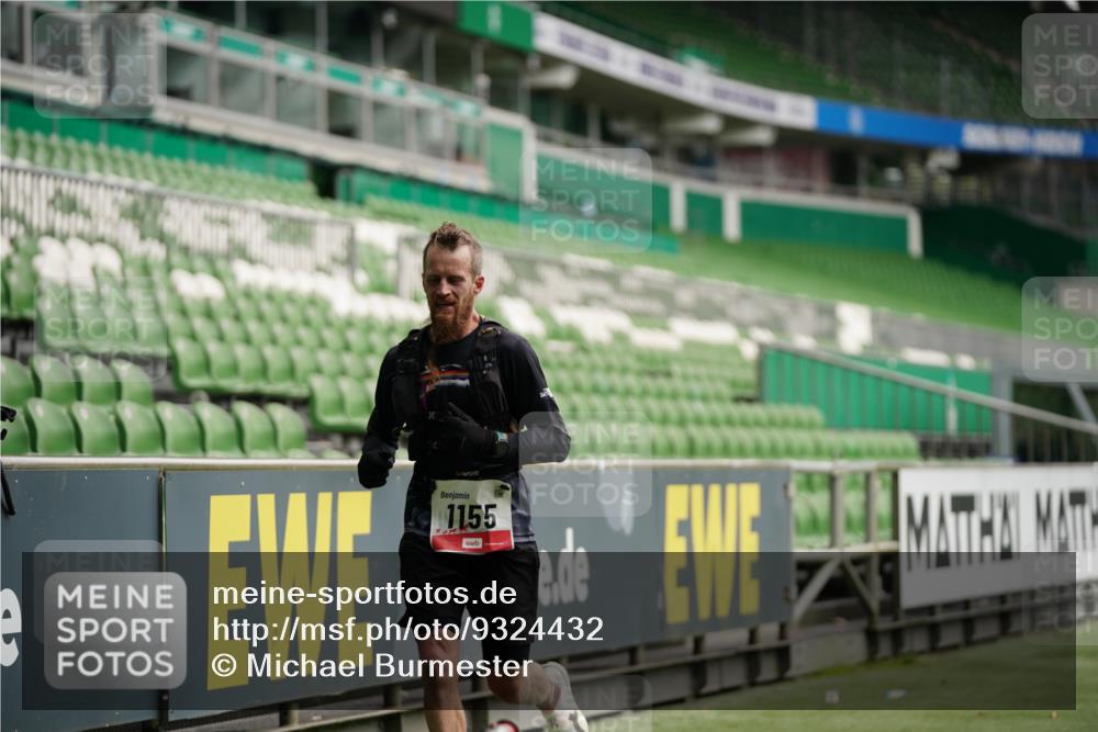 05.10.2025 - 20. swb-Marathon Bremen Michael Burmester http://msf.ph/oto/9324432 05.10.2025 12:26:11 Laufen im Stadion 5, 7, 153, 263, 438, 559, 765, 923, 1068, 1077, 1155, 1618, 1643, 364, 1289 meine-sportfotos.de