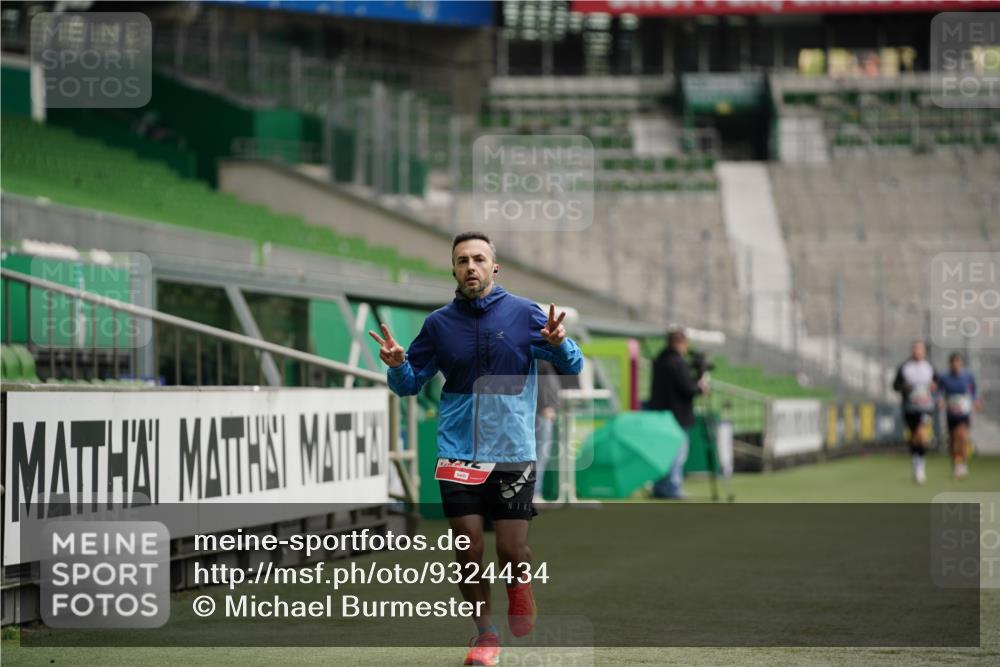 05.10.2025 - 20. swb-Marathon Bremen Michael Burmester http://msf.ph/oto/9324434 05.10.2025 12:26:27 Laufen im Stadion 5, 7, 765, 923, 942, 1155, 1618, 1643, 153, 263, 364, 438, 559, 1068, 1077 meine-sportfotos.de