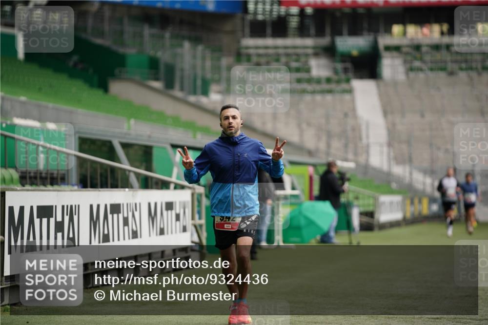 05.10.2025 - 20. swb-Marathon Bremen Michael Burmester http://msf.ph/oto/9324436 05.10.2025 12:26:27 Laufen im Stadion 5, 7, 765, 923, 942, 1155, 1618, 1643, 153, 263, 364, 438, 559, 1068, 1077 meine-sportfotos.de