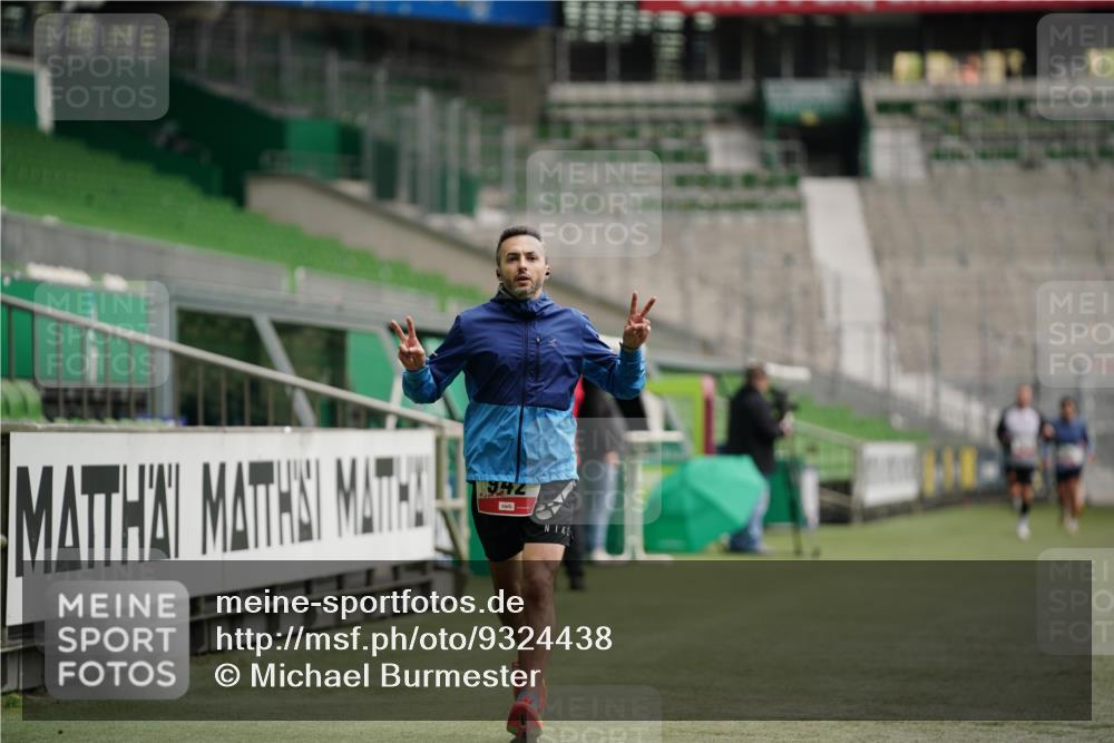 05.10.2025 - 20. swb-Marathon Bremen Michael Burmester http://msf.ph/oto/9324438 05.10.2025 12:26:27 Laufen im Stadion 5, 7, 765, 923, 942, 1155, 1618, 1643, 153, 263, 364, 438, 559, 1068, 1077 meine-sportfotos.de