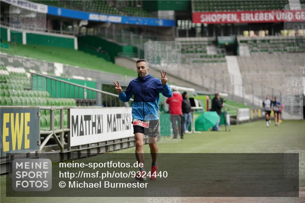 05.10.2025 - 20. swb-Marathon Bremen Michael Burmester http://msf.ph/oto/9324440 05.10.2025 12:26:28 Laufen im Stadion 5, 7, 765, 923, 942, 1155, 1618, 1643, 153, 263, 364, 438, 559, 1068, 1077 meine-sportfotos.de