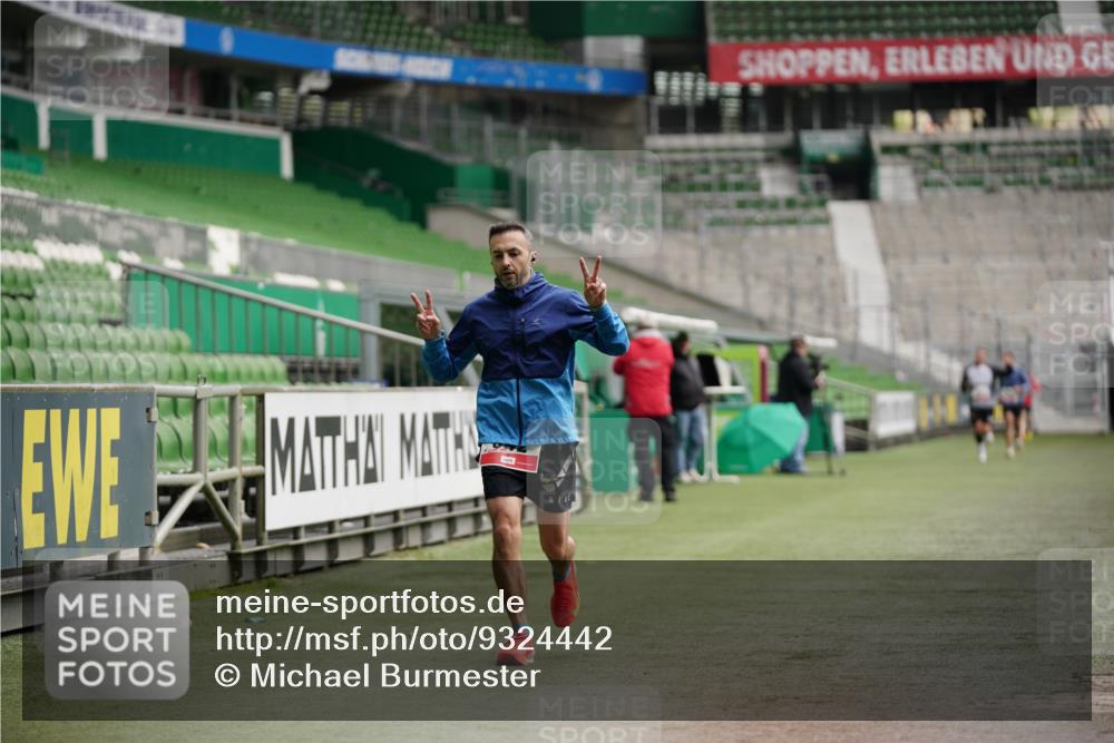 05.10.2025 - 20. swb-Marathon Bremen Michael Burmester http://msf.ph/oto/9324442 05.10.2025 12:26:28 Laufen im Stadion 5, 7, 765, 923, 942, 1155, 1618, 1643, 153, 263, 364, 438, 559, 1068, 1077 meine-sportfotos.de