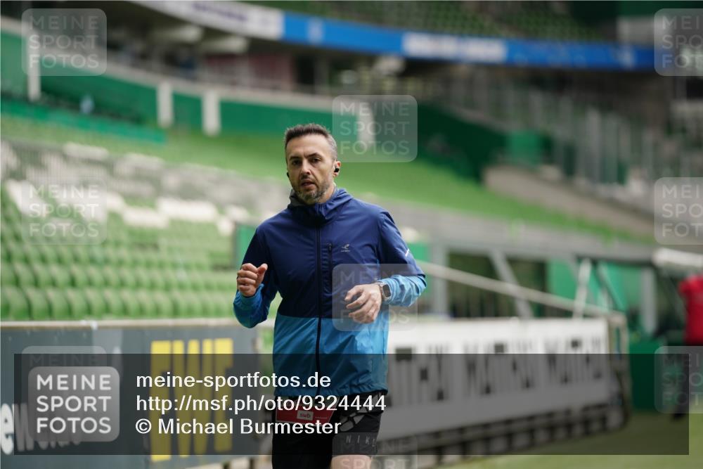 05.10.2025 - 20. swb-Marathon Bremen Michael Burmester http://msf.ph/oto/9324444 05.10.2025 12:26:30 Laufen im Stadion 5, 7, 765, 923, 942, 1155, 1571, 1618, 1643, 1969, 153, 263, 438, 559, 1068, 1077 meine-sportfotos.de