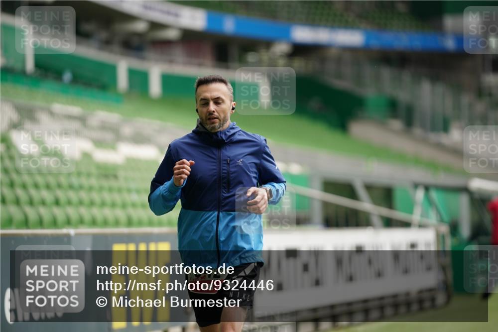 05.10.2025 - 20. swb-Marathon Bremen Michael Burmester http://msf.ph/oto/9324446 05.10.2025 12:26:30 Laufen im Stadion 5, 7, 765, 923, 942, 1155, 1571, 1618, 1643, 1969, 153, 263, 438, 559, 1068, 1077 meine-sportfotos.de
