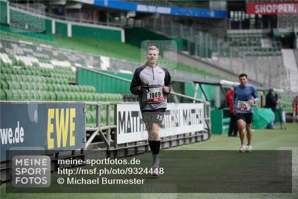 05.10.2025 - 20. swb-Marathon Bremen Michael Burmester http://msf.ph/oto/9324448 05.10.2025 12:26:44 Laufen im Stadion 5, 7, 765, 942, 1155, 1571, 1618, 1700, 1969, 923, 1643 meine-sportfotos.de