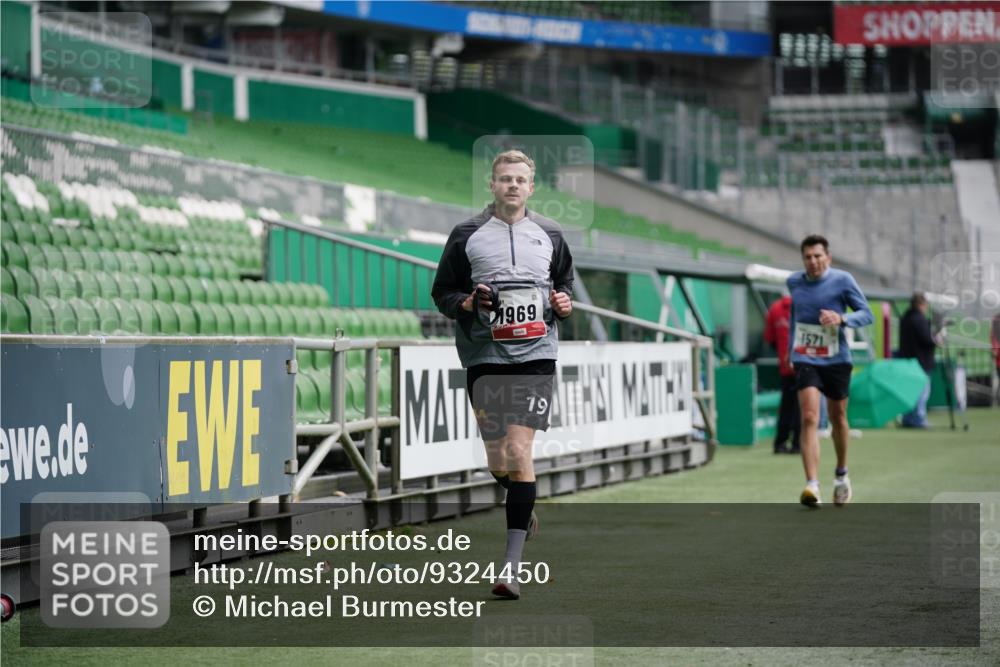 05.10.2025 - 20. swb-Marathon Bremen Michael Burmester http://msf.ph/oto/9324450 05.10.2025 12:26:44 Laufen im Stadion 5, 7, 765, 942, 1155, 1571, 1618, 1700, 1969, 923, 1643 meine-sportfotos.de