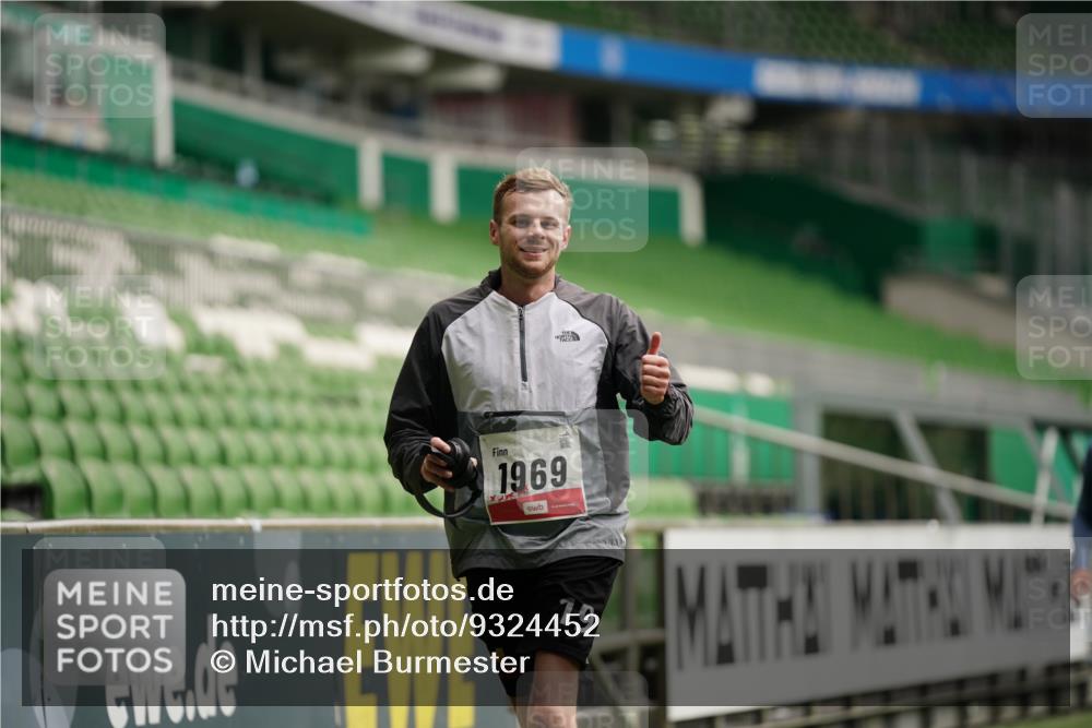 05.10.2025 - 20. swb-Marathon Bremen Michael Burmester http://msf.ph/oto/9324452 05.10.2025 12:26:45 Laufen im Stadion 5, 7, 765, 942, 1155, 1571, 1618, 1700, 1969, 923, 1643 meine-sportfotos.de