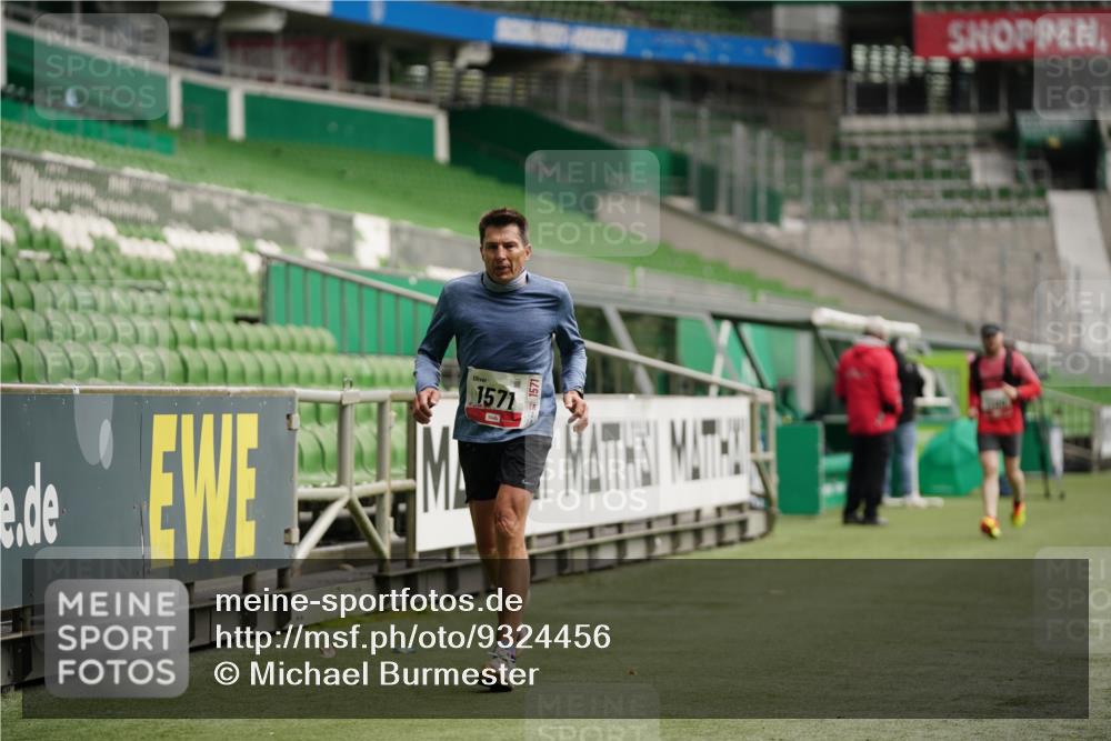 05.10.2025 - 20. swb-Marathon Bremen Michael Burmester http://msf.ph/oto/9324456 05.10.2025 12:26:47 Laufen im Stadion 5, 7, 765, 942, 1155, 1571, 1618, 1700, 1969, 923, 1643 meine-sportfotos.de