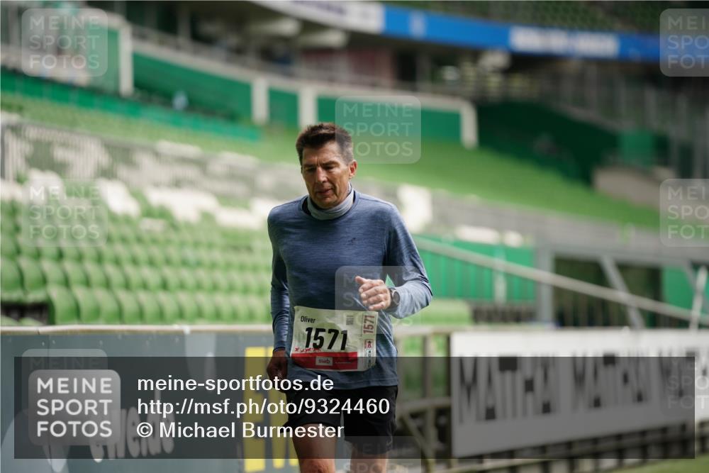 05.10.2025 - 20. swb-Marathon Bremen Michael Burmester http://msf.ph/oto/9324460 05.10.2025 12:26:49 Laufen im Stadion 5, 7, 765, 942, 1155, 1571, 1618, 1700, 1969, 765, 923, 1643 meine-sportfotos.de
