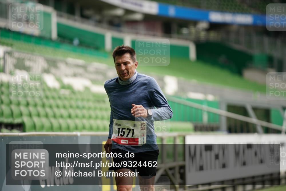 05.10.2025 - 20. swb-Marathon Bremen Michael Burmester http://msf.ph/oto/9324462 05.10.2025 12:26:49 Laufen im Stadion 5, 7, 765, 942, 1155, 1571, 1618, 1700, 1969, 765, 923, 1643 meine-sportfotos.de