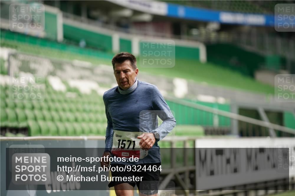 05.10.2025 - 20. swb-Marathon Bremen Michael Burmester http://msf.ph/oto/9324464 05.10.2025 12:26:49 Laufen im Stadion 5, 7, 765, 942, 1155, 1571, 1618, 1700, 1969, 765, 923, 1643 meine-sportfotos.de