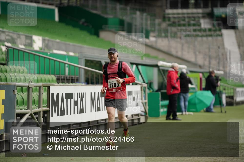05.10.2025 - 20. swb-Marathon Bremen Michael Burmester http://msf.ph/oto/9324466 05.10.2025 12:26:53 Laufen im Stadion 5, 7, 942, 1155, 1571, 1618, 1700, 1969, 5, 765, 923, 1643 meine-sportfotos.de
