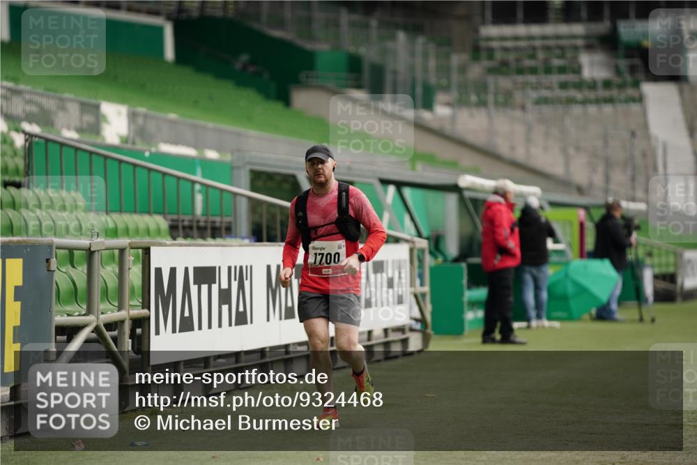 05.10.2025 - 20. swb-Marathon Bremen Michael Burmester http://msf.ph/oto/9324468 05.10.2025 12:26:53 Laufen im Stadion 5, 7, 942, 1155, 1571, 1618, 1700, 1969, 5, 765, 923, 1643 meine-sportfotos.de