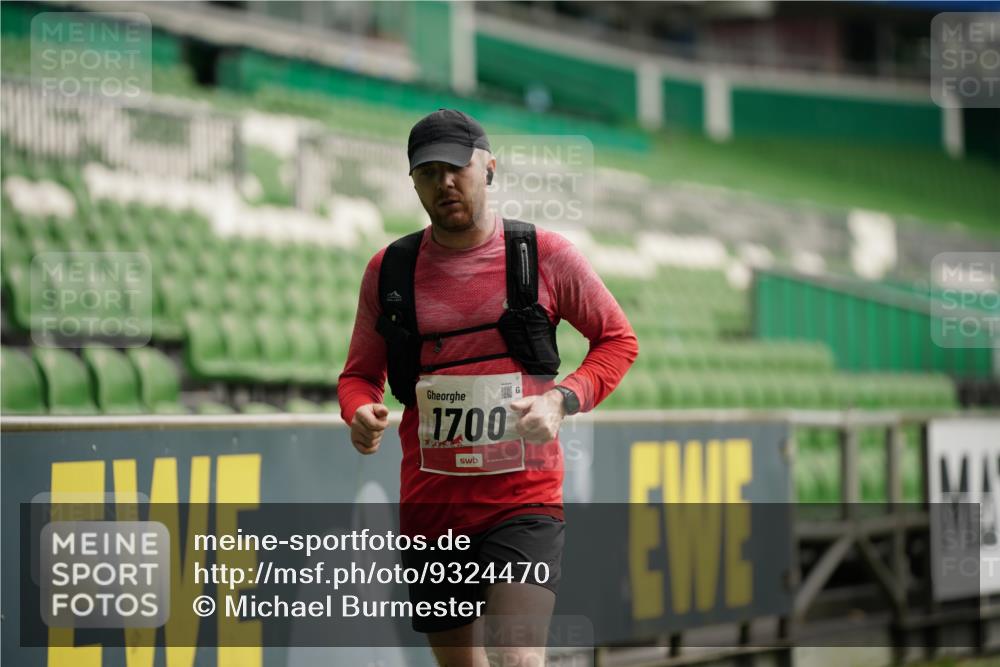 05.10.2025 - 20. swb-Marathon Bremen Michael Burmester http://msf.ph/oto/9324470 05.10.2025 12:26:56 Laufen im Stadion 7, 942, 1155, 1571, 1700, 1969, 5, 765, 923, 1618 meine-sportfotos.de
