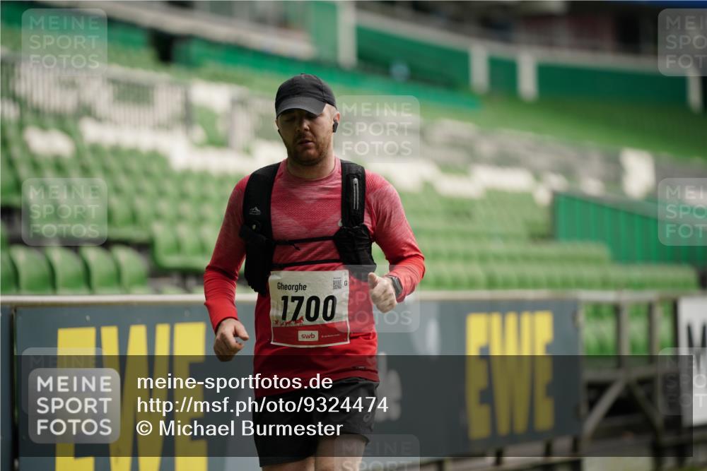 05.10.2025 - 20. swb-Marathon Bremen Michael Burmester http://msf.ph/oto/9324474 05.10.2025 12:26:57 Laufen im Stadion 7, 942, 1155, 1571, 1700, 1969, 5, 765, 923, 1618 meine-sportfotos.de