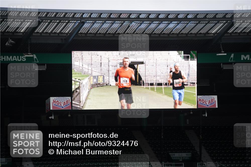 05.10.2025 - 20. swb-Marathon Bremen Michael Burmester http://msf.ph/oto/9324476 05.10.2025 12:27:05 Laufen im Stadion 942, 1571, 1700, 1969, 2175, 5, 7, 765, 1155, 1618 meine-sportfotos.de
