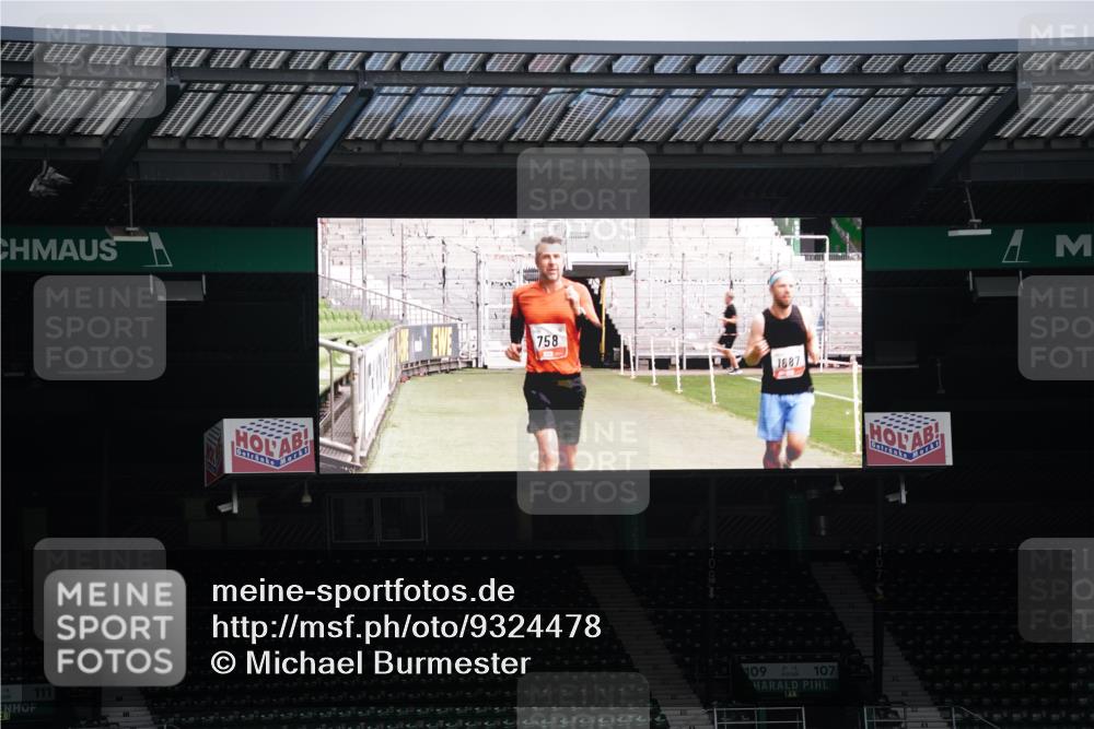 05.10.2025 - 20. swb-Marathon Bremen Michael Burmester http://msf.ph/oto/9324478 05.10.2025 12:27:05 Laufen im Stadion 942, 1571, 1700, 1969, 2175, 5, 7, 765, 1155, 1618 meine-sportfotos.de